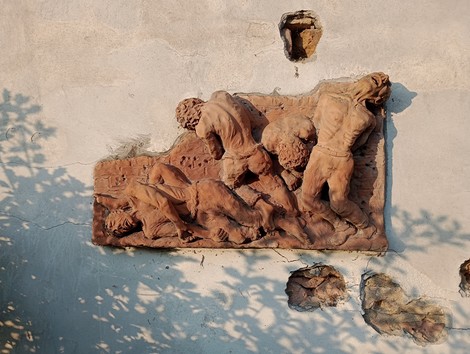 Monumento ai caduti del 18 marzo 1945, commemorazione con rilievo in terracotta.