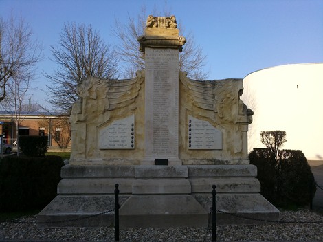 Monumento ai Caduti di Gavassa, dedicato alla memoria dei soldati e alla commemorazione della loro eroica dedica.