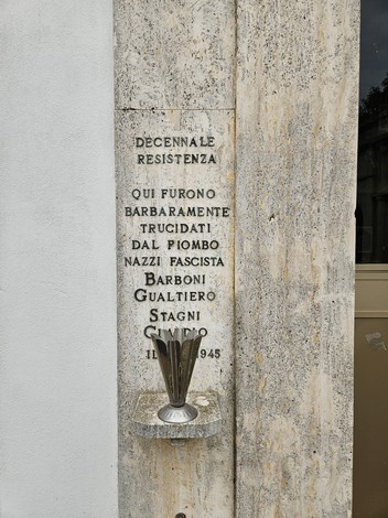Targa commemorativa che ricorda il sacrificio di Barboni e Stagni durante la Resistenza.