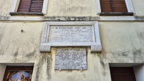 Lapide commemorativa per il 40° anniversario della Liberazione, situata su un edificio storico.