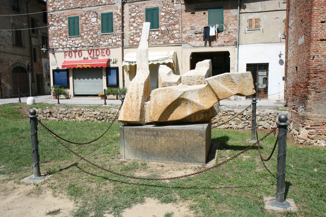 Monumento alla Resistenza, scultura che celebra la memoria della lotta per la libertà e la giustizia.