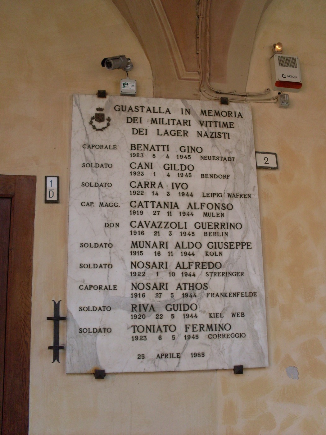Lapide commemorativa per gli Internati Militari Italiani, in memoria delle vittime dei lager nazisti.