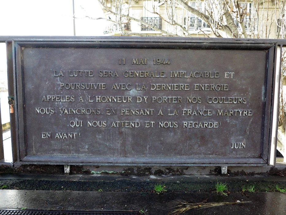 Lapide del Pont du Garigliano che ricorda eventi storici del 11 maggio 1944, con citazioni di ispirazione patriottica.