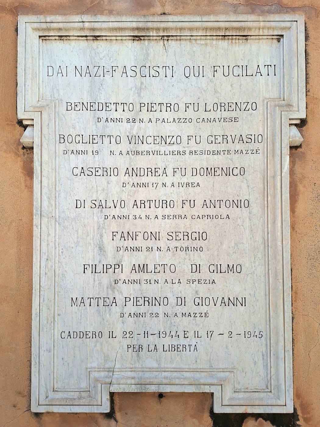 Lapide commemorativa in memoria dei VII Martiri, con i nomi e le date di nascita e morte delle vittime.