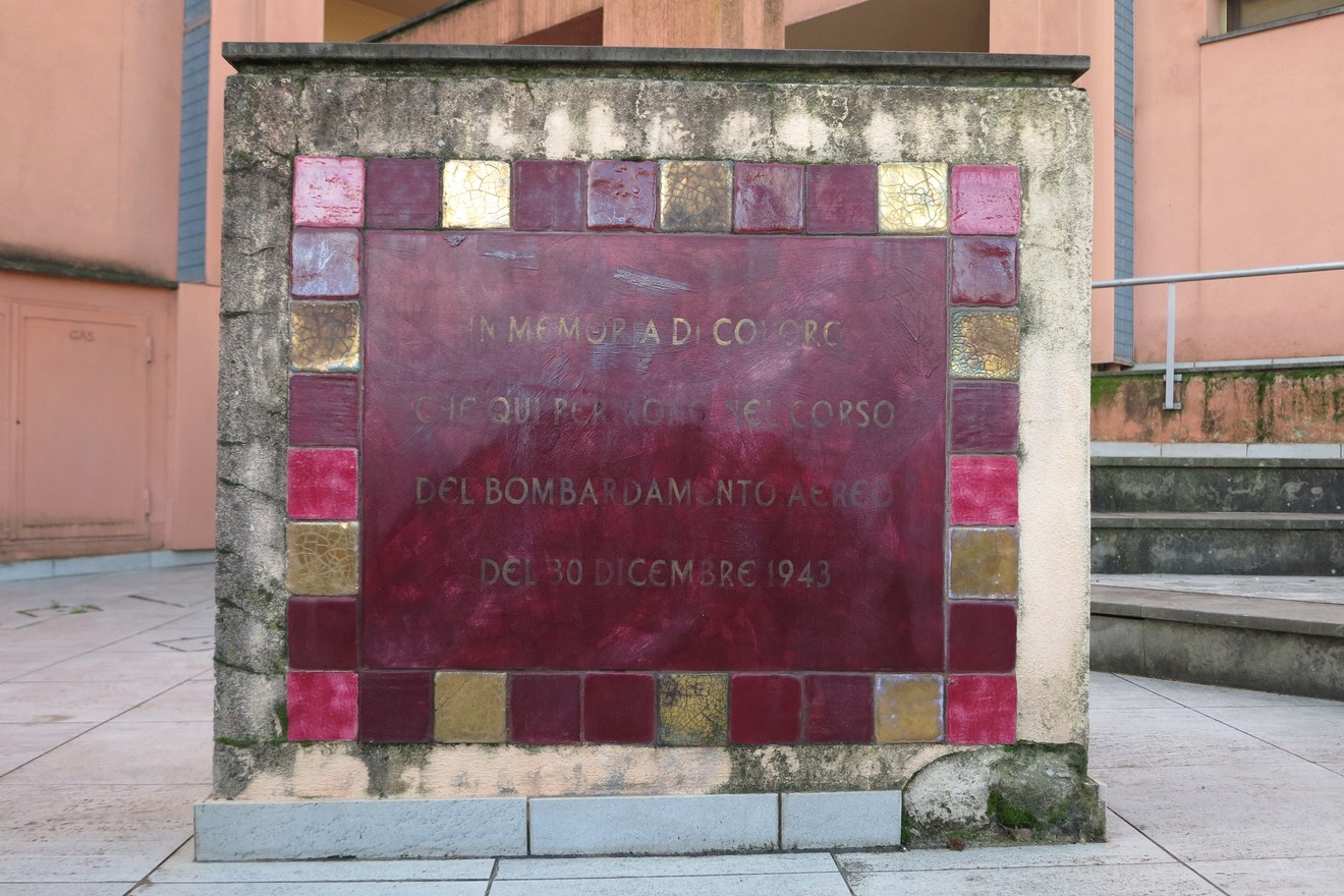Lapide commemorativa dei bombardamenti aerei del 10 dicembre 1943, in memoria delle vittime.