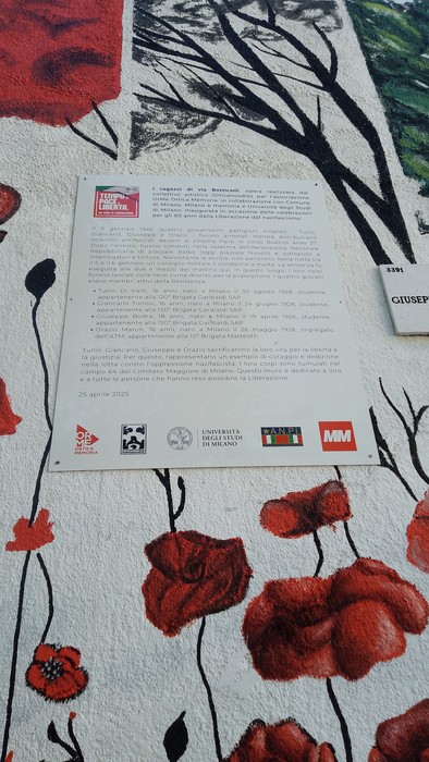 Murale colorato dedicato ai ragazzi di Via Botticelli, con motivi floreali e scene di vita quotidiana.