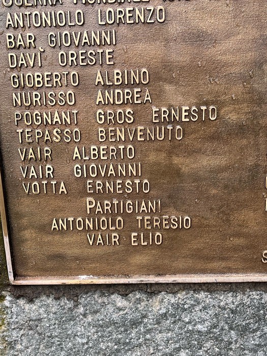 Monumento ai caduti, con nomi incisi su una targa commemorativa in ricordo dei servitori della patria.