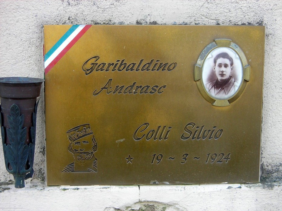 Monumento commemorativo per le vittime dell'eccidio di Mottalciata. Rappresenta la memoria storica del territorio.