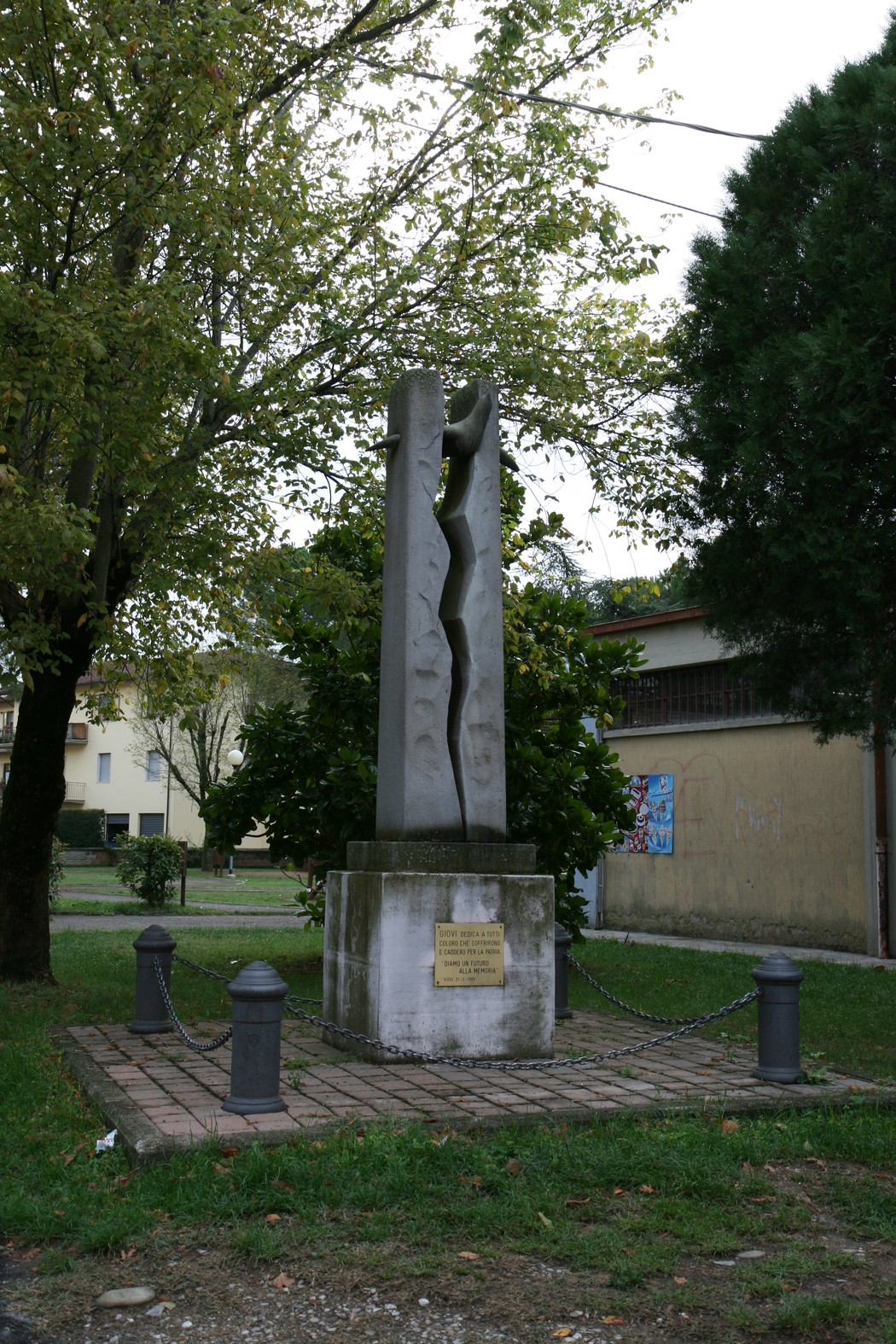 Monumento di Giovi: scultura moderna che celebra valori di comunità e unità, immersa nel verde cittadino.
