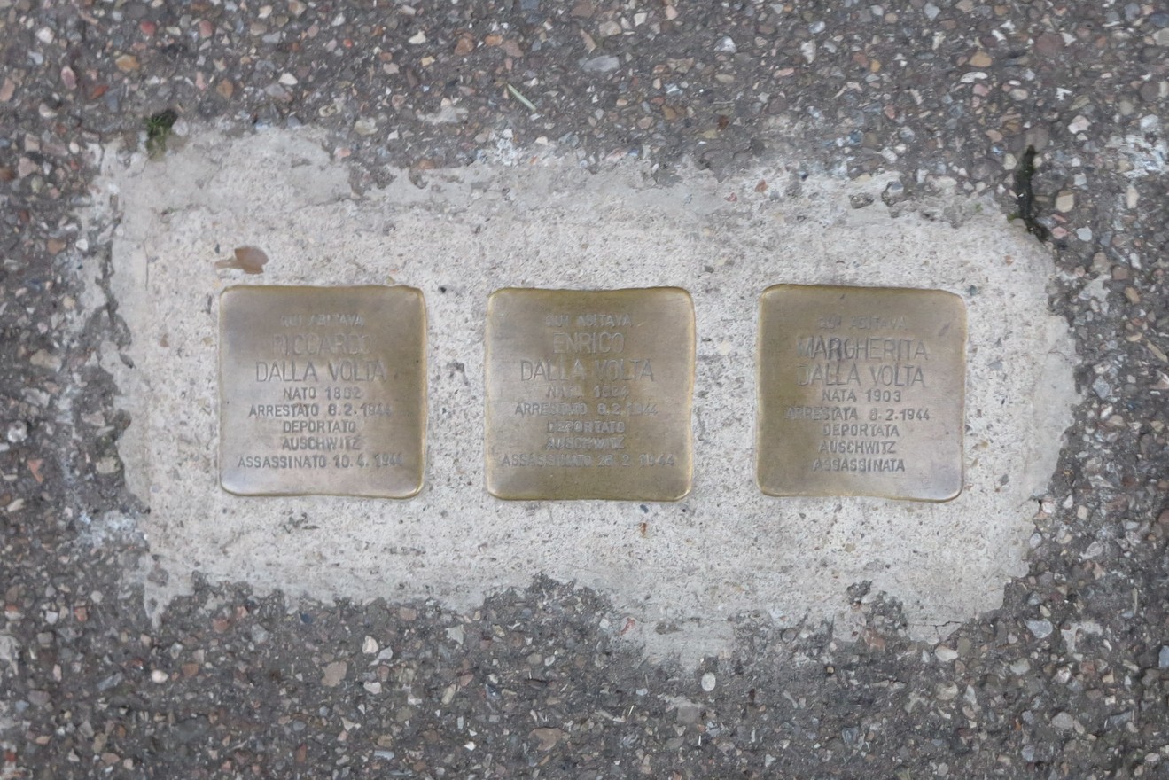 Pietre d'inciampo dedicate a Dalla Volta, commemorano le vittime dell'Olocausto.