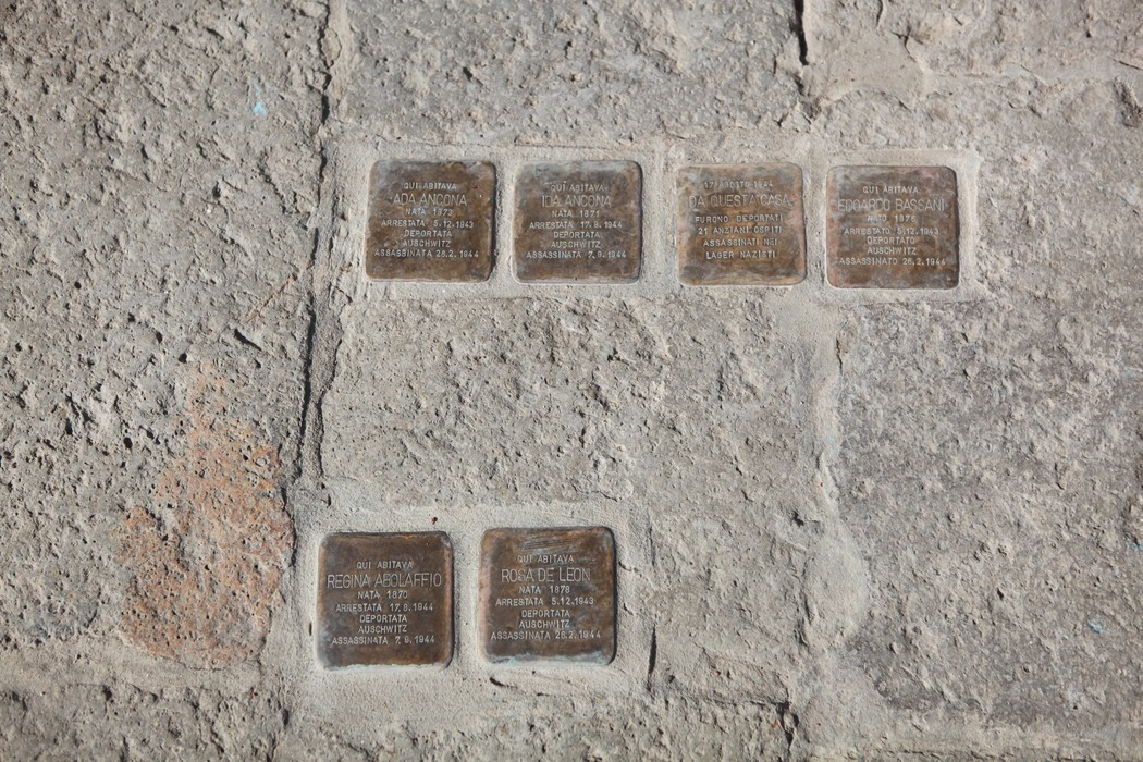 Pietre d'inciampo commemorative per gli ospiti della Casa Israelitica di riposo, collocate su un pavimento in pietra.