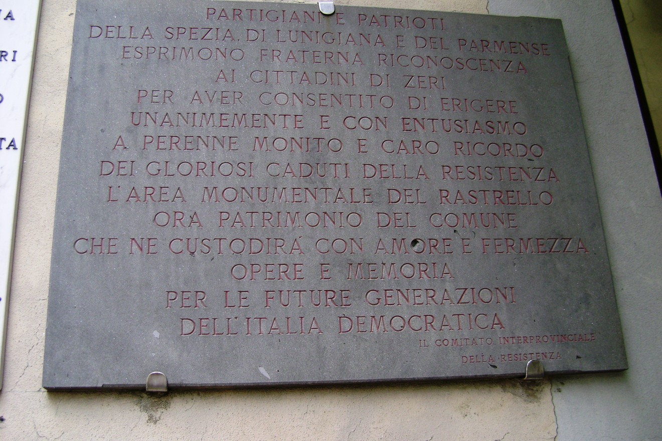 Lapide commemorativa per i partigiani della Resistenza, onore a chi ha combattuto per la libertà e la democrazia.