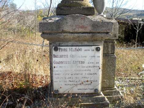 Cippo commemorativo dedicato a Fiori Stefano, Ballerini Giudico e Gianuzzi Arturo, immerso nella natura.