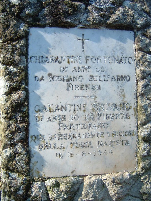 Cippo commemorativo con iscrizioni in memoria di Fortunato e Silvano, situato a Firenze.