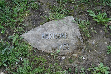 Monumento commemorativo nel cimitero di Stia, con lapide di pietra dedicata a Bertoni Ives.