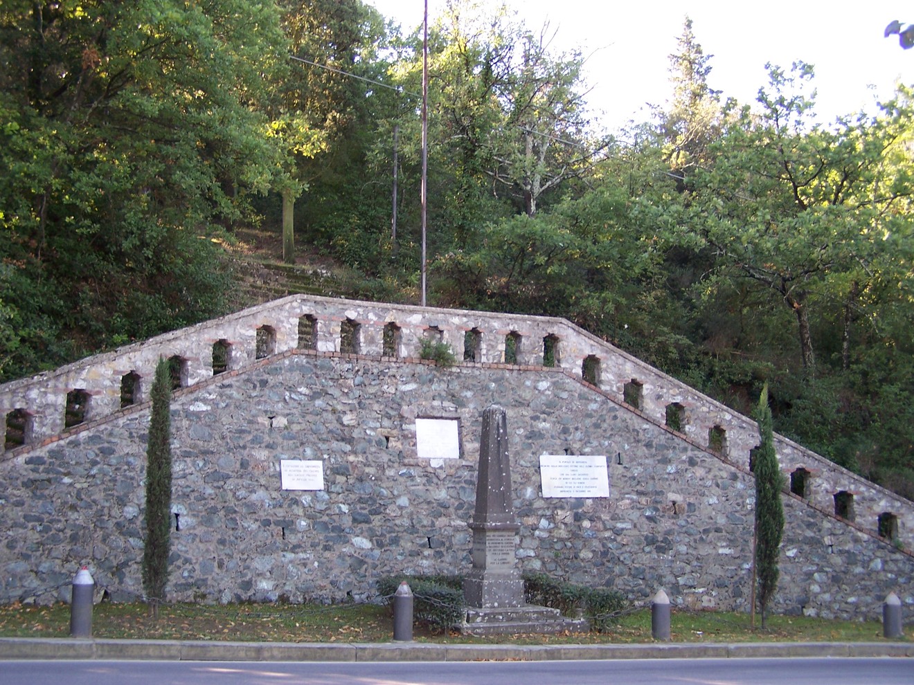 Monumenti al Parco della Rimembranza, struttura in pietra immersa nel verde. Un luogo di memoria e riflessione.