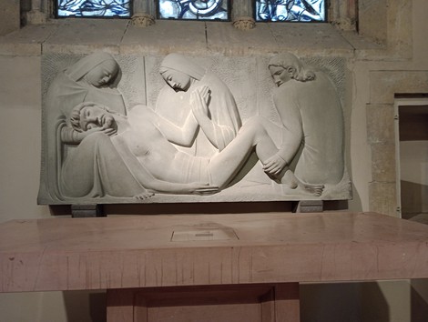 Il sepolcro con scultura che rappresenta una scena di pietà e raccoglimento.