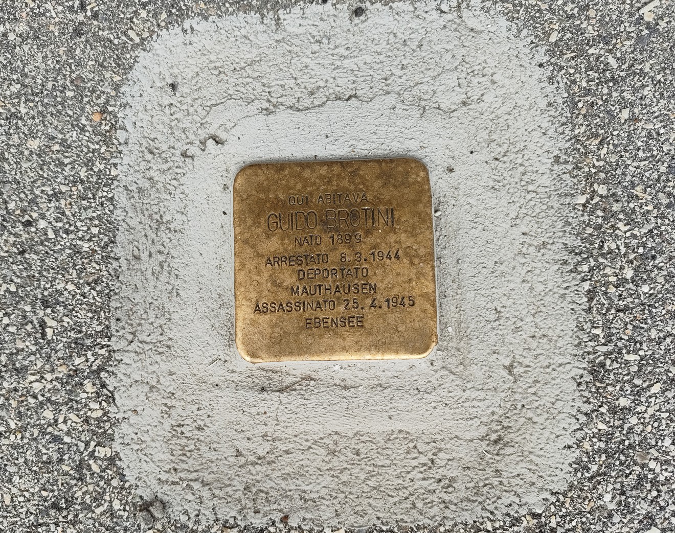 Pietra d'inciampo dedicata a Guido Brotini, in memoria della deportazione e dell'assassinio nel campo di Mauthausen.