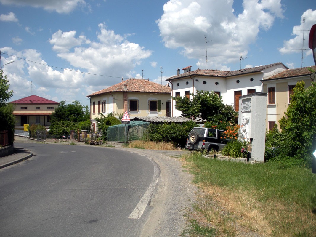 Monumento a Magnani e Cavallari, situato lungo la strada in un contesto residenziale.