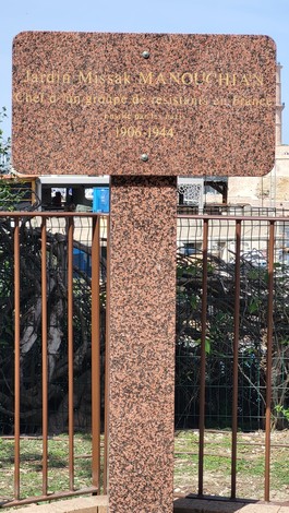 Monumento nel Giardino Missak Manouchian, dedicato alla memoria di un gruppo di resistenti in una cornice verde.