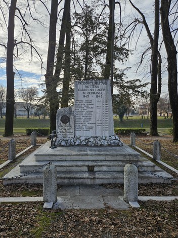 Monumento commemorativo agli Internati Militari Mottensi con iscrizioni su stele e decorazioni.