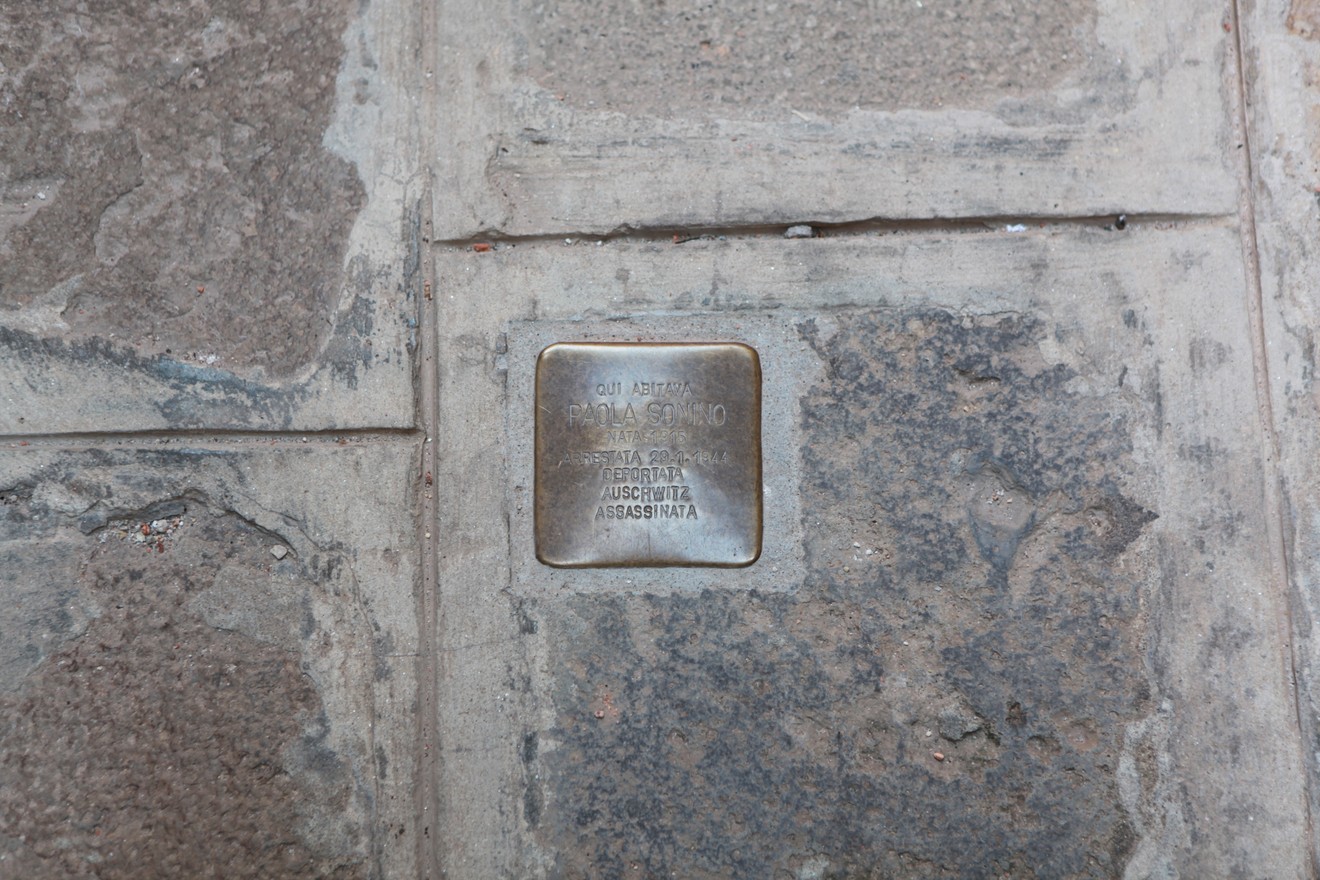 Pietra d'inciampo a Sonino commemorativa di vittime della persecuzione nazista.