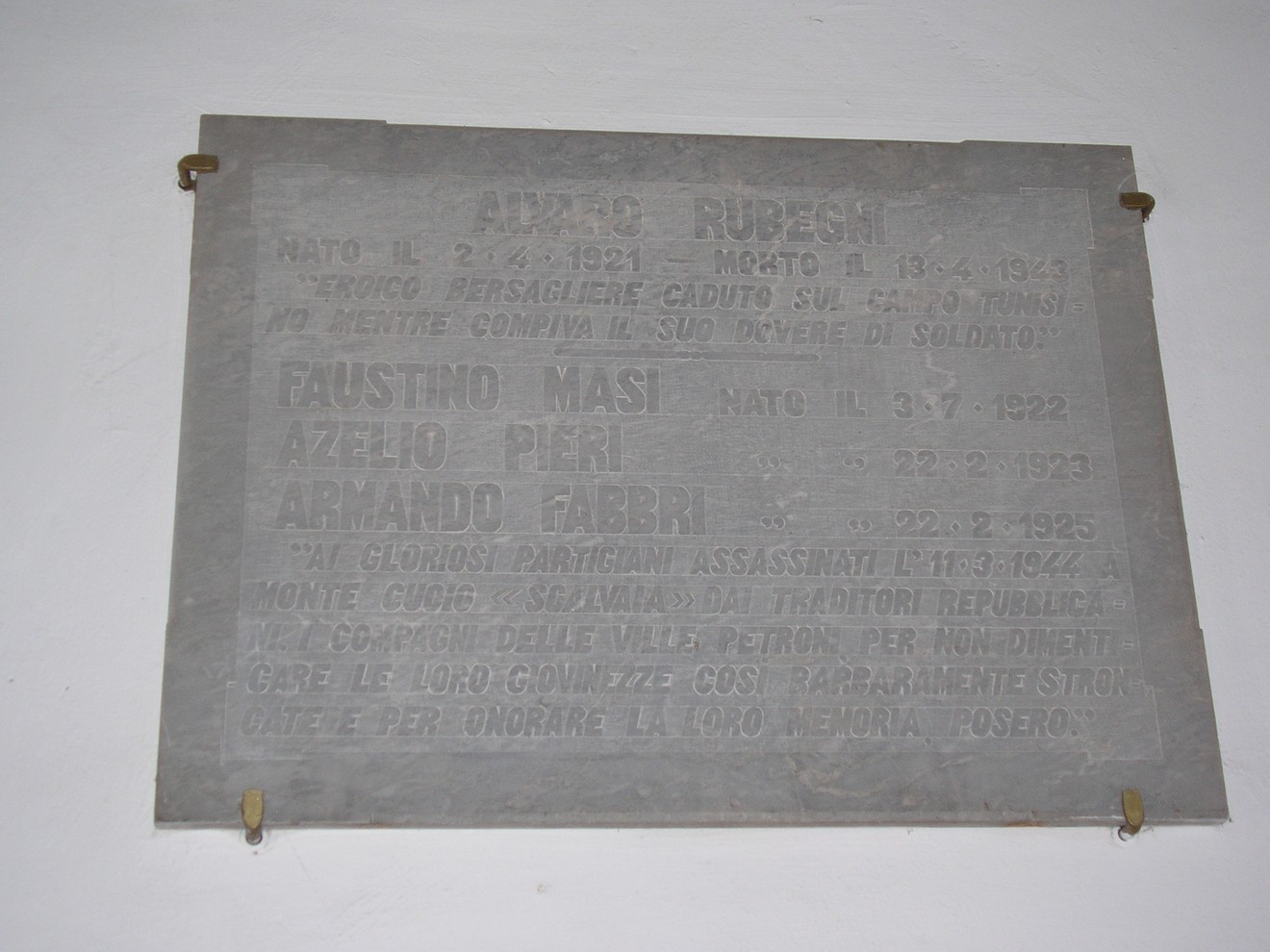 Lapide commemorativa dedicata a Masi, Pieri e Fabbri, caduti durante la Seconda Guerra Mondiale.