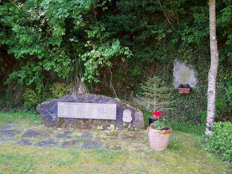 Area monumentale ai Caduti di Partina, dedicata alla memoria dei caduti, immersa nella natura.