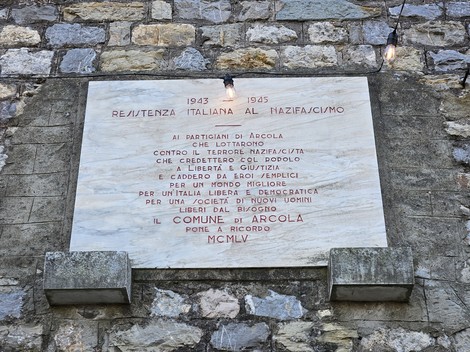 Lapide commemorativa dedicata ai partigiani di Arcola, che ricorda il loro contributo nella Resistenza contro il nazifascismo.