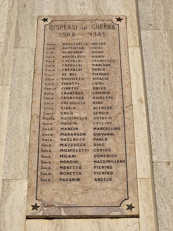 Lapidi commemorative ai caduti, con nomi e date, a Porto Tolle, in memoria dei dispersi in guerra.