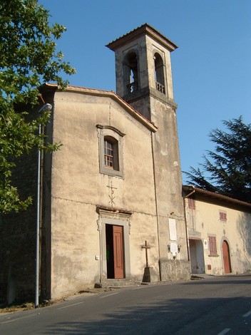Lapide commemorativa ai caduti di Schignano, situata presso la chiesa locale. Architettura storica del luogo.