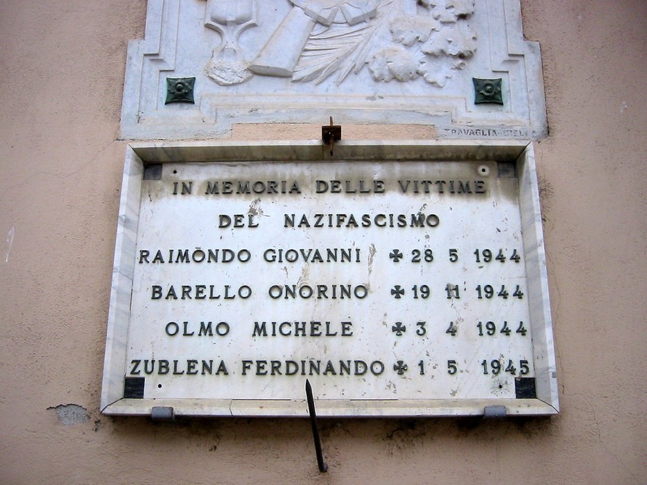 Lapide in memoria delle vittime del nazifascismo a Roppolo, con nomi e date di caduta.