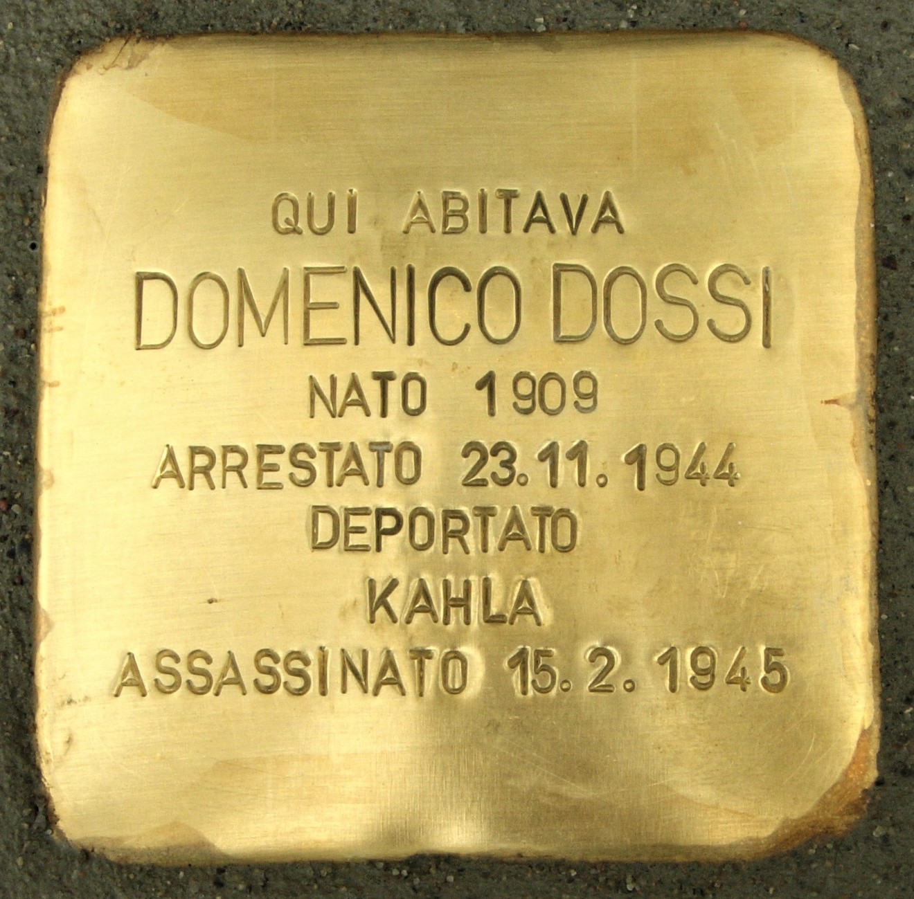 Pietra d'inciampo dedicata a Domenico Dossi, commemorando la sua vita e la tragica sorte subita.