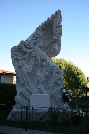 Monumento dell'eccidio di Bergiola, commemorazione delle vittime e simbolo di memoria storica.