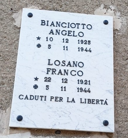 Lapide commemorativa in marmo dedicata a Bianciotto e Losano, caduti per la libertà.