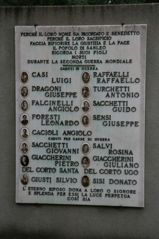 Monumento di San Leo, dedicato ai caduti della Seconda Guerra Mondiale, testimonianza di memoria storica.