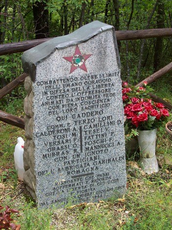 Cippo commemorativo in onore dei combattenti della Brigata Garibaldi del Romagna, situato al Biserno.