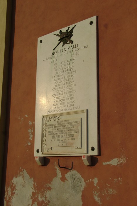 Lapide dedicata a Mazzoni e ai caduti della Seconda Guerra Mondiale, montata su una parete.