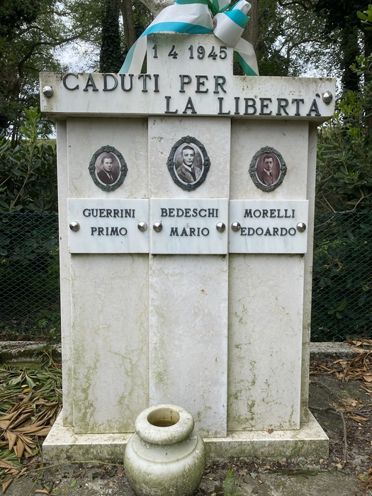 Monumento commemorativo dedicato a Guerrini, Bedeschi e Morelli, a ricordo dei caduti per la libertà.