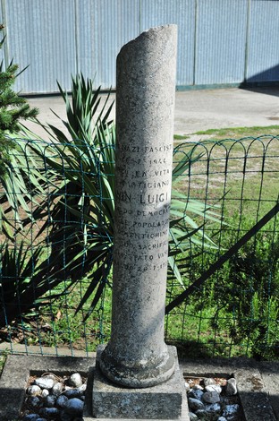 Cippo commemorativo dedicato a Luigi Zanin, in memoria delle vittime della guerra e del fascismo.