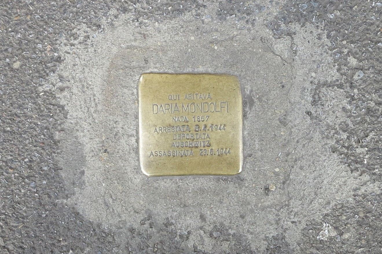 Pietra d'inciampo dedicata a Daria Mondolfi, simbolo della memoria storica e della resistenza.