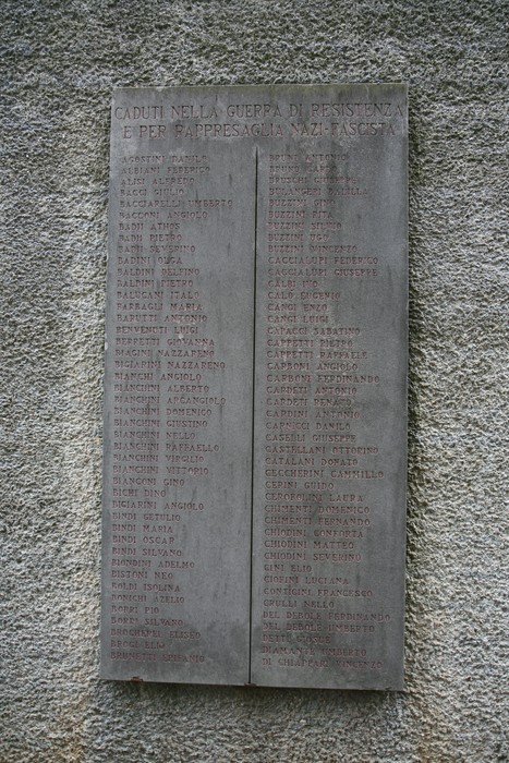 Monumento commemorativo ai caduti della provincia, con nomi incisi in memoria dei sacrifici.