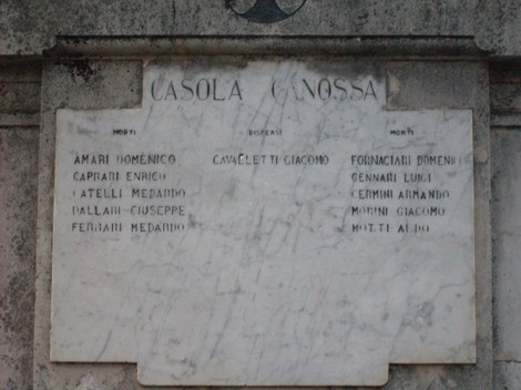 Monumento ai Caduti di Vezzano, in memoria dei cittadini caduti in guerra, con nomi incisi su marmo.