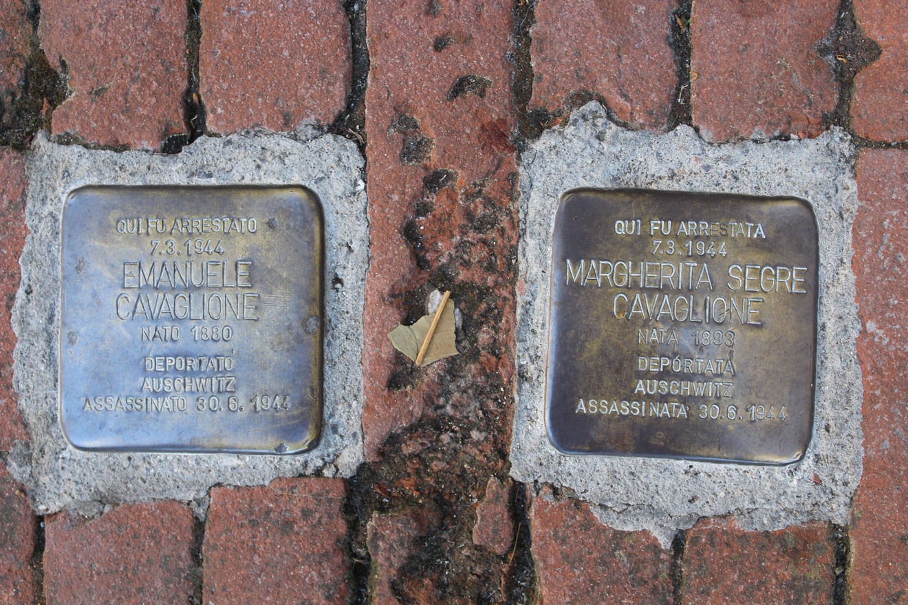 Pietre d’inciampo dedicate a Emanuele Cavaglione e Margherita Segre, simbolo della memoria storica.