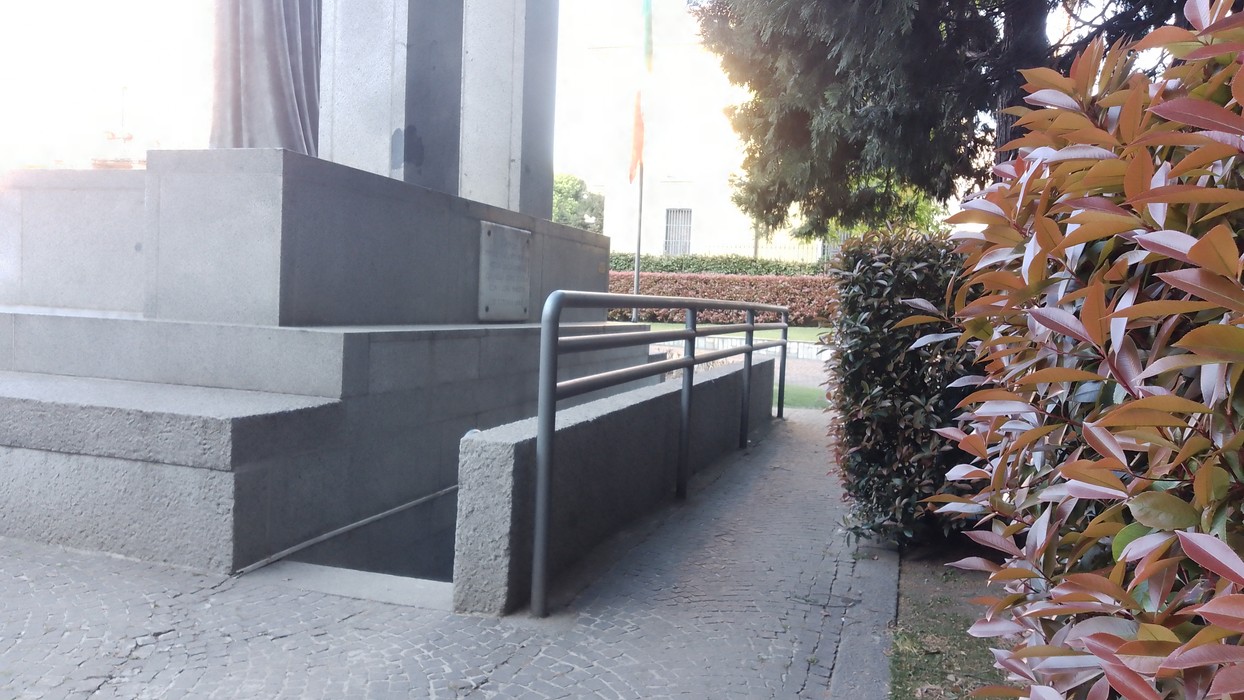 Monumento ossario ai piccoli martiri di Gorla, visibile tra verde e struttura monumentale.
