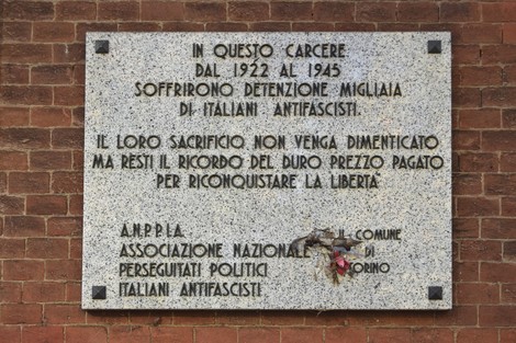 Lapide commemorativa dedicata ai detenuti antifascisti delle Carceri Nuove, con un messaggio di memoria e libertà.