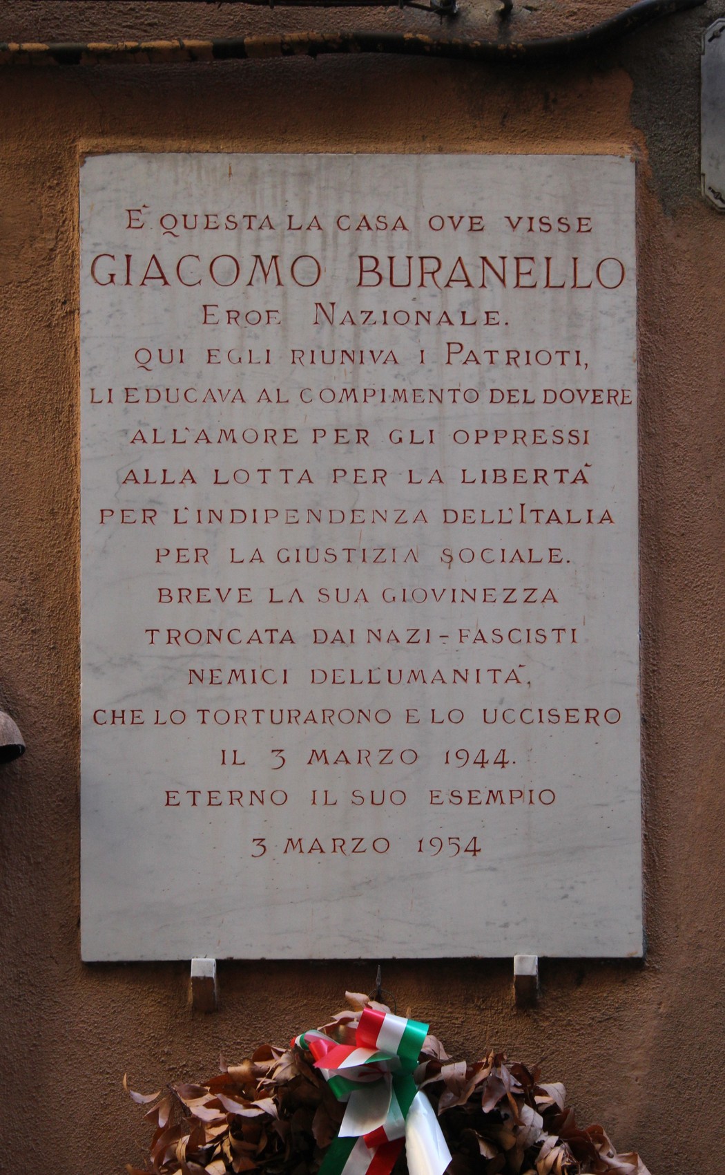 Lapide commemorativa dedicata a Giacomo Buranello, con riferimento alla sua lotta per la libertà e la giustizia sociale.