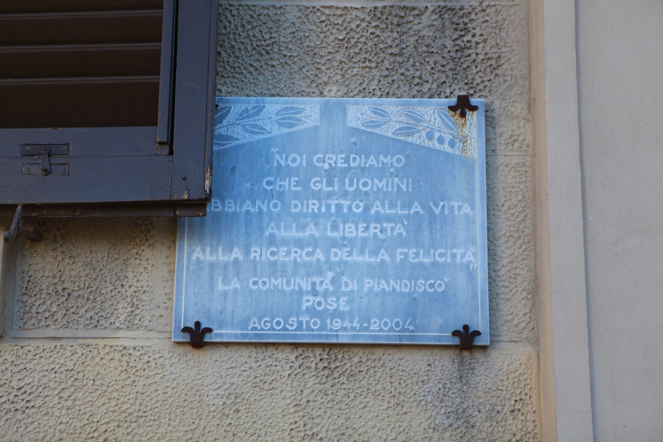 Lapide commemorativa che celebra i diritti umani e la libertà, posata dalla comunità di Piandisco nel 2004.