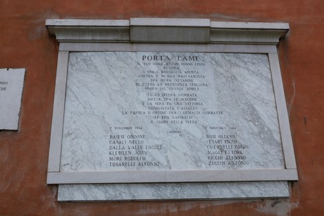 Lapide commemorativa della battaglia di Porta Lame, con nomi e date dei caduti. Pomposa e storica.