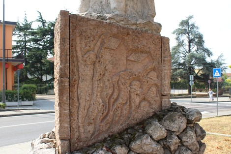 Dettaglio del basamento del Monumento alla Resistenza, con decorazioni che richiamano la lotta partigiana.